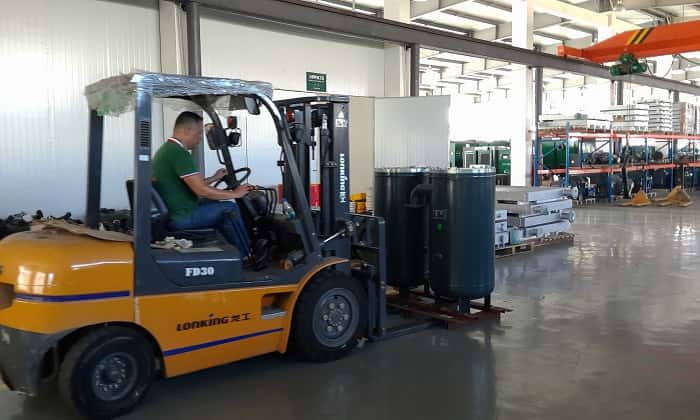叉車師傅在運(yùn)送配件到生產(chǎn)線